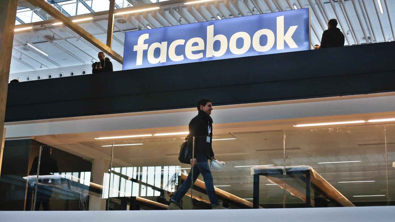 Das Facebook-Logo ist an einem Pariser Bahnhof zu sehen: Bei dem sozialen Netzwerk gab es am Mittwoch einen großen Ausfall.