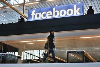 Das Facebook-Logo ist an einem Pariser Bahnhof zu sehen: Bei dem sozialen Netzwerk gab es am Mittwoch einen großen Ausfall.