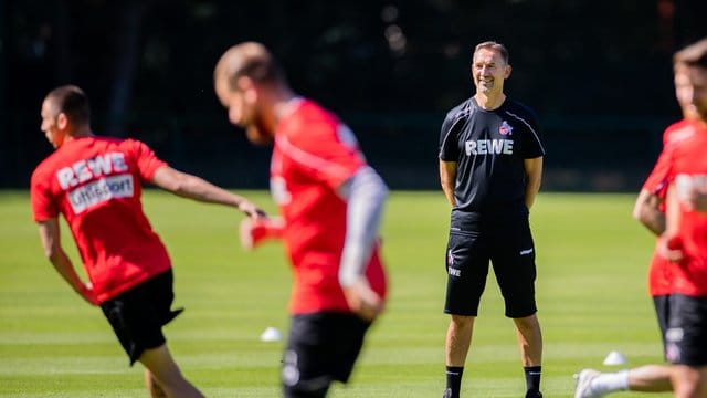 Der neue Kölner Trainer Achim Beierlorzer beim Trainingsauftakt.