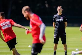 Der neue Kölner Trainer Achim Beierlorzer beim Trainingsauftakt.