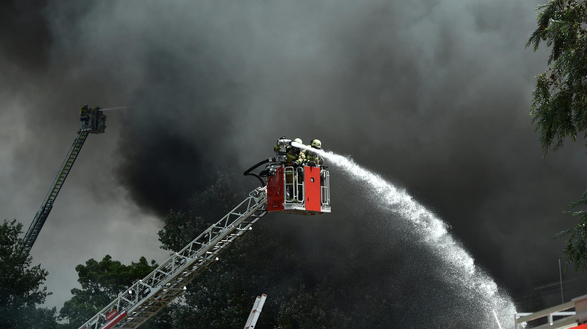 Die Feuerwehr versucht dem Brand Herr zu werden: In Berlin steht eine Lagerhalle eines großen Asiamarkts in Flammen.