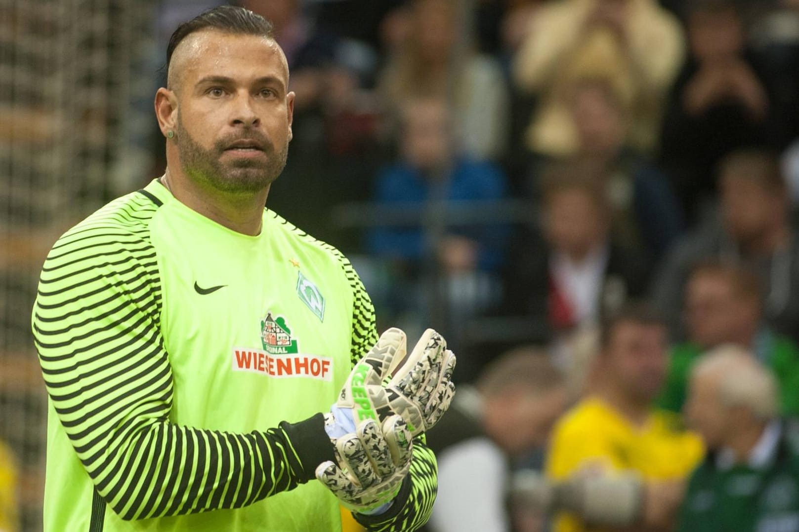 Tim Wiese bei einem Legenden-Turnier in Oldenburg: Der frühere Werder-Keeper muss wegen Beleidigung zahlen.