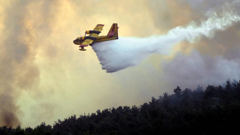 Ein Löschflugzeug bekämpft einen Großbrand in einem Wald in der Türkei: In Deutschland sind bisher vor allem Lösch-Hubschrauber im Einsatz. In vielen Ländern sind Flugzeuge zur Feuerbekämpfung Standard.