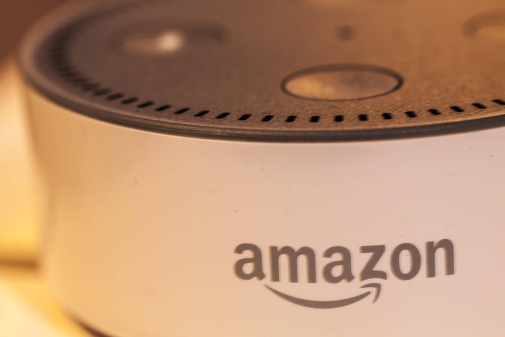 Das Foto zeigt einen Echo Dot von Amazon: Die Audioaufnahmen werden auf unbestimmte Zeit gespeichert.
