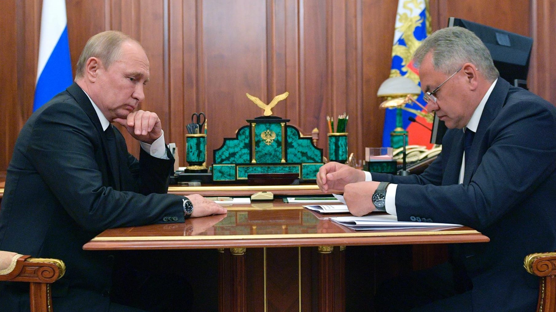 Wladimir Putin, Präsident von Russland, hört dem Verteidigungsminister Sergej Schoigu (r) während ihres Treffens im Kreml, zu: Dem Minister zufolge sei die Anlage bald schon wieder nutzbar. Wladimir Putin, Präsident von Russland, hört dem Verteidigungsminister Sergej Schoigu (r) während ihres Treffens im Kreml, zu: Dem Minister zufolge sei die Anlage bald schon wieder nutzbar.