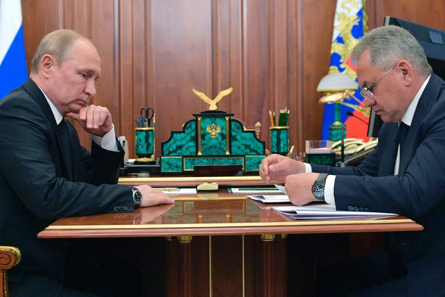 Wladimir Putin, Präsident von Russland, hört dem Verteidigungsminister Sergej Schoigu (r) während ihres Treffens im Kreml, zu: Dem Minister zufolge sei die Anlage bald schon wieder nutzbar.
