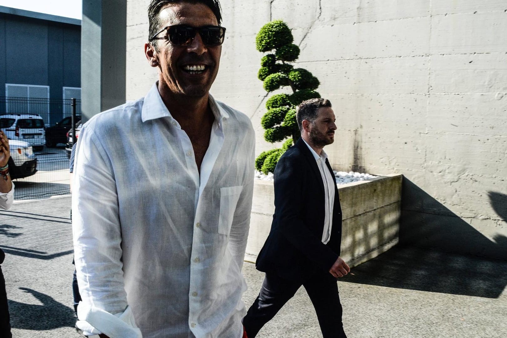 Die italienische Torhüter-Legende Gianluigi Buffon kehrt wohl zurück zu seinem langjährigen Klub Juventus Turin. Am Donnerstag absolvierte Buffon den Medizincheck in Turin, einzig die offizielle Bestätigung steht noch aus. Medienberichten zufolge soll er einen Vertrag für ein Jahr unterschreiben und eine Art "moralische Führungsfigur" und nicht mehr die Nummer eins im Tor sein. Zuletzt spielte er bei Paris Saint-Germain, aktuell ist er ablösefrei zu haben.