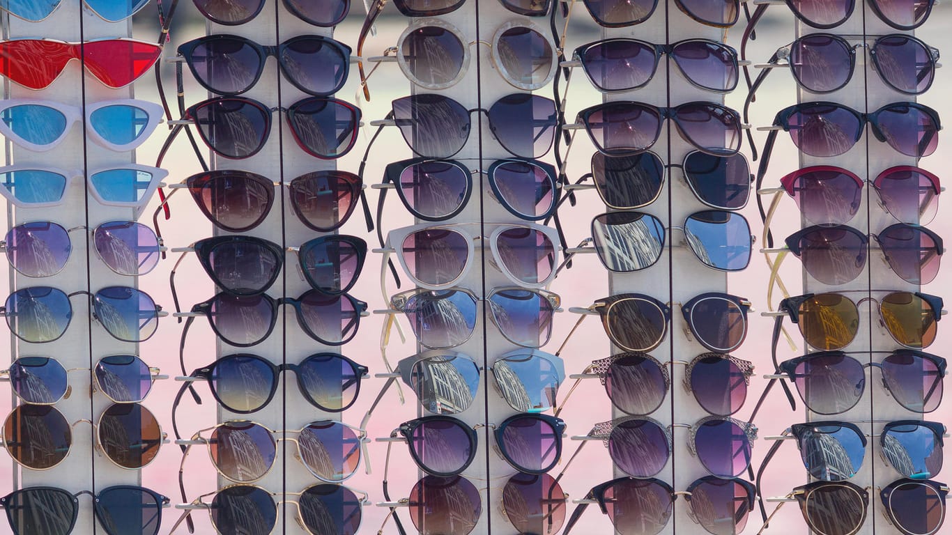 Sonnenbrillen an einem Ständer: Schlecht verarbeitete Modelle können eine Gefahr für die Gesundheit sein.
