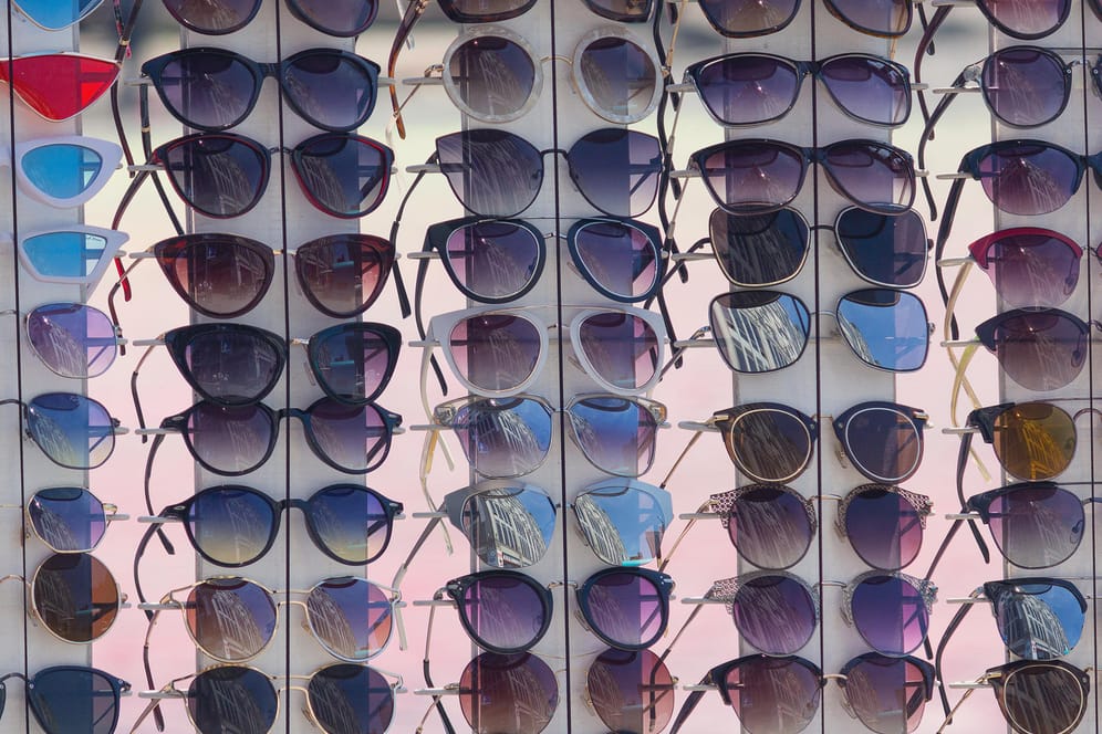 Sonnenbrillen an einem Ständer: Schlecht verarbeitete Modelle können eine Gefahr für die Gesundheit sein.
