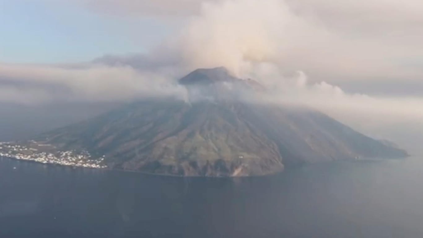 Rauch steigt vom Vulkan Stromboli auf: Seit mehr als 2000 Jahren gerät das Gestein unter dem Liparischen Archipel, zu dem Stromboli gehört, in regelmäßigen Abständen in Bewegung.