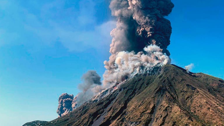 Rauchschwaden steigen vom Vulkan Stromboli auf: Der Ausbruch des Vulkans hat einen Menschen das Leben gekostet.
