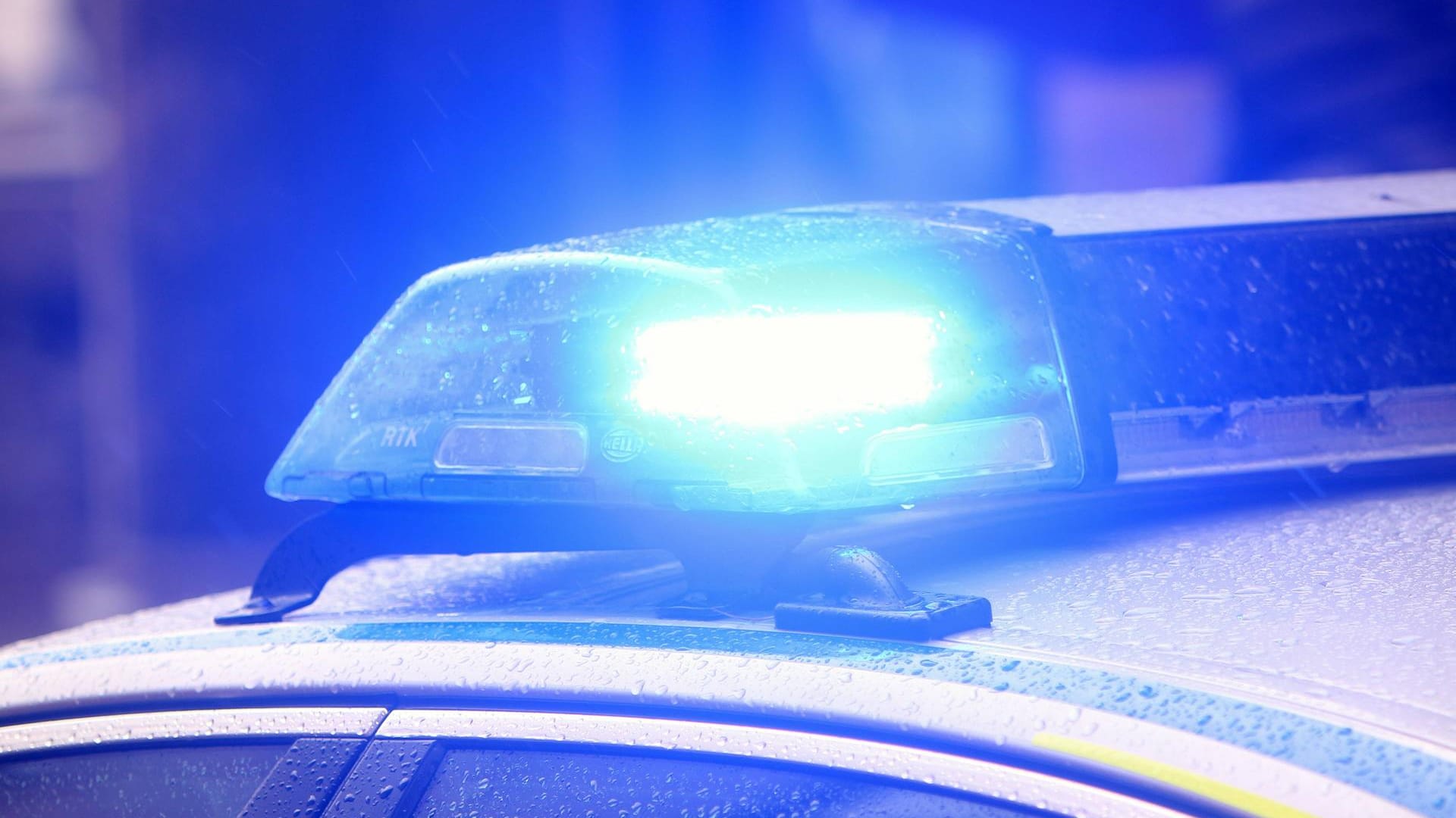 Polizei im Einsatz (Symbolbild): Eine Videoüberwachungskamera hat das Rennen aufgezeichnet. Polizei im Einsatz (Symbolbild): Eine Videoüberwachungskamera hat das Rennen aufgezeichnet.