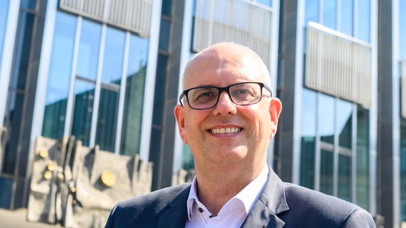 Andreas Bovenschulte (SPD) steht vor der Bremer Bürgerschaft.