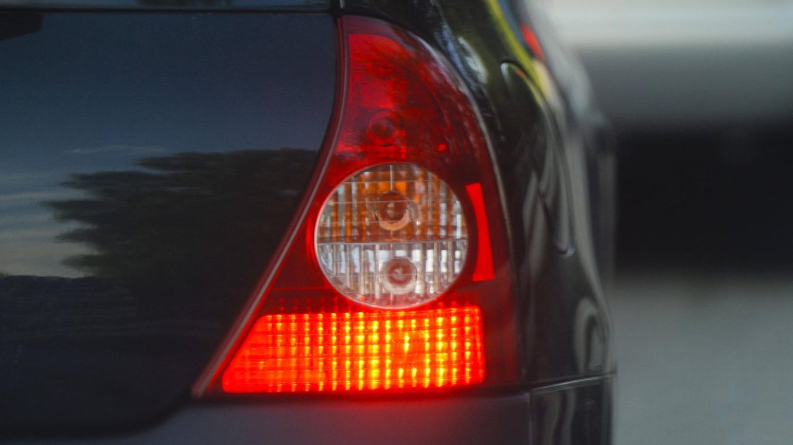 Auto bremst ab: Wer damit andere Verkehrsteilnehmer provozieren will, kann ein gewaltiges Problem bekommen.