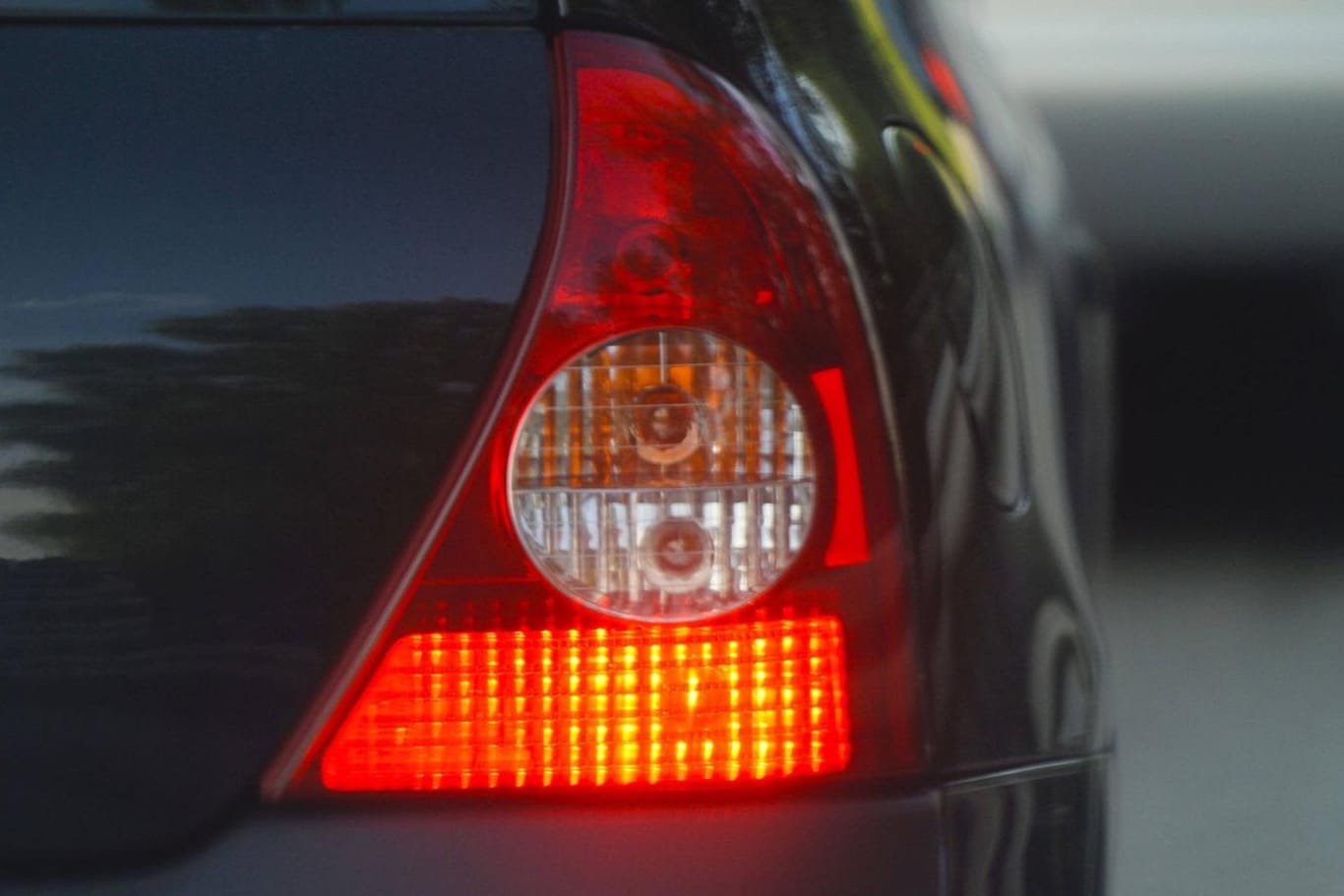 Auto bremst ab: Wer damit andere Verkehrsteilnehmer provozieren will, kann ein gewaltiges Problem bekommen.