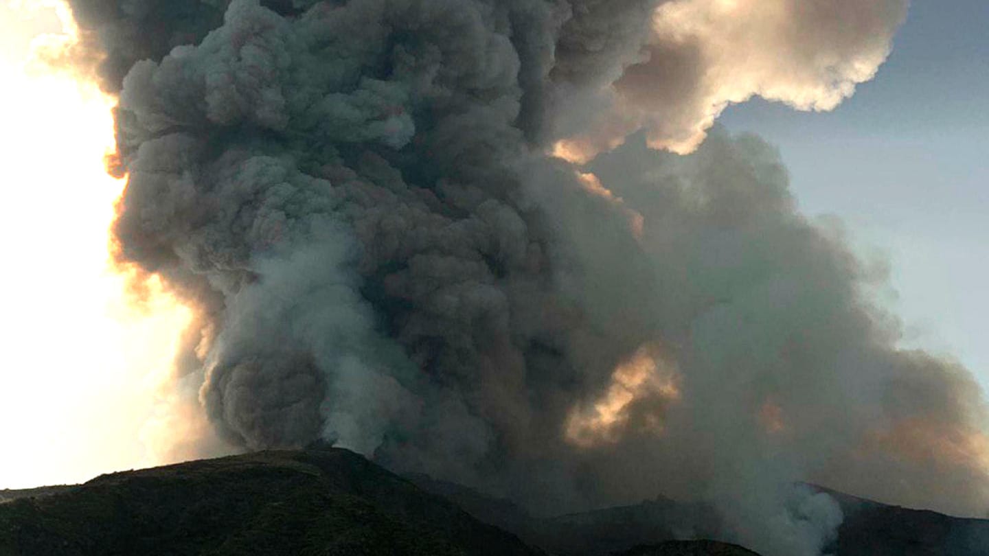 Eruption am Stromboli: Rund 30 Touristen sprangen ins Meer.