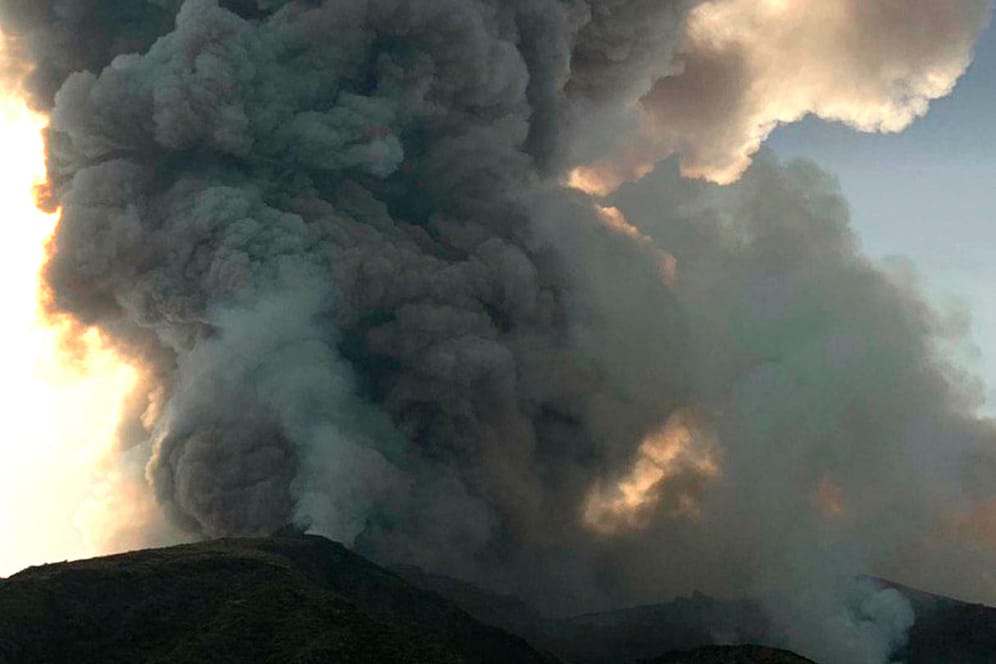Eruption am Stromboli: Rund 30 Touristen sprangen ins Meer.