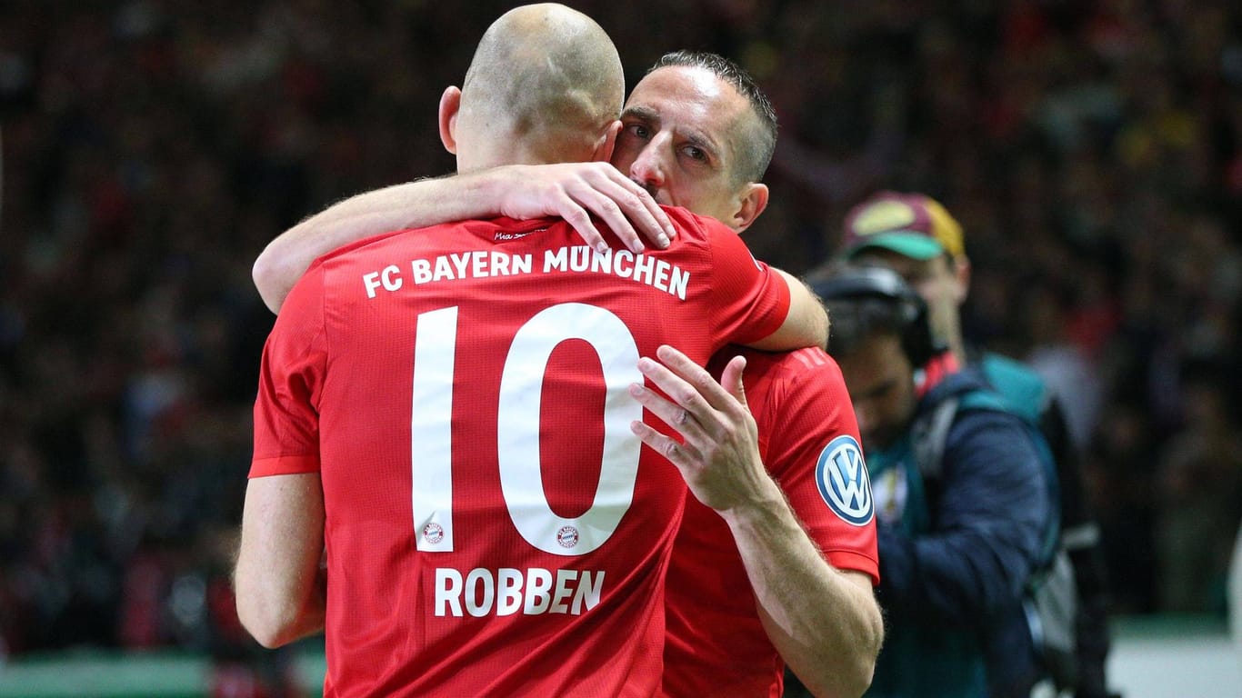 Letzter gemeinsamer Titel: Arjen Robben umarmt Franck Ribery nach dem Pokalsieg 2019.