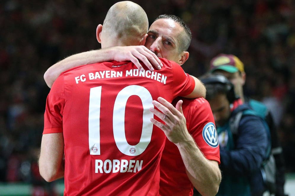 Letzter gemeinsamer Titel: Arjen Robben umarmt Franck Ribery nach dem Pokalsieg 2019.