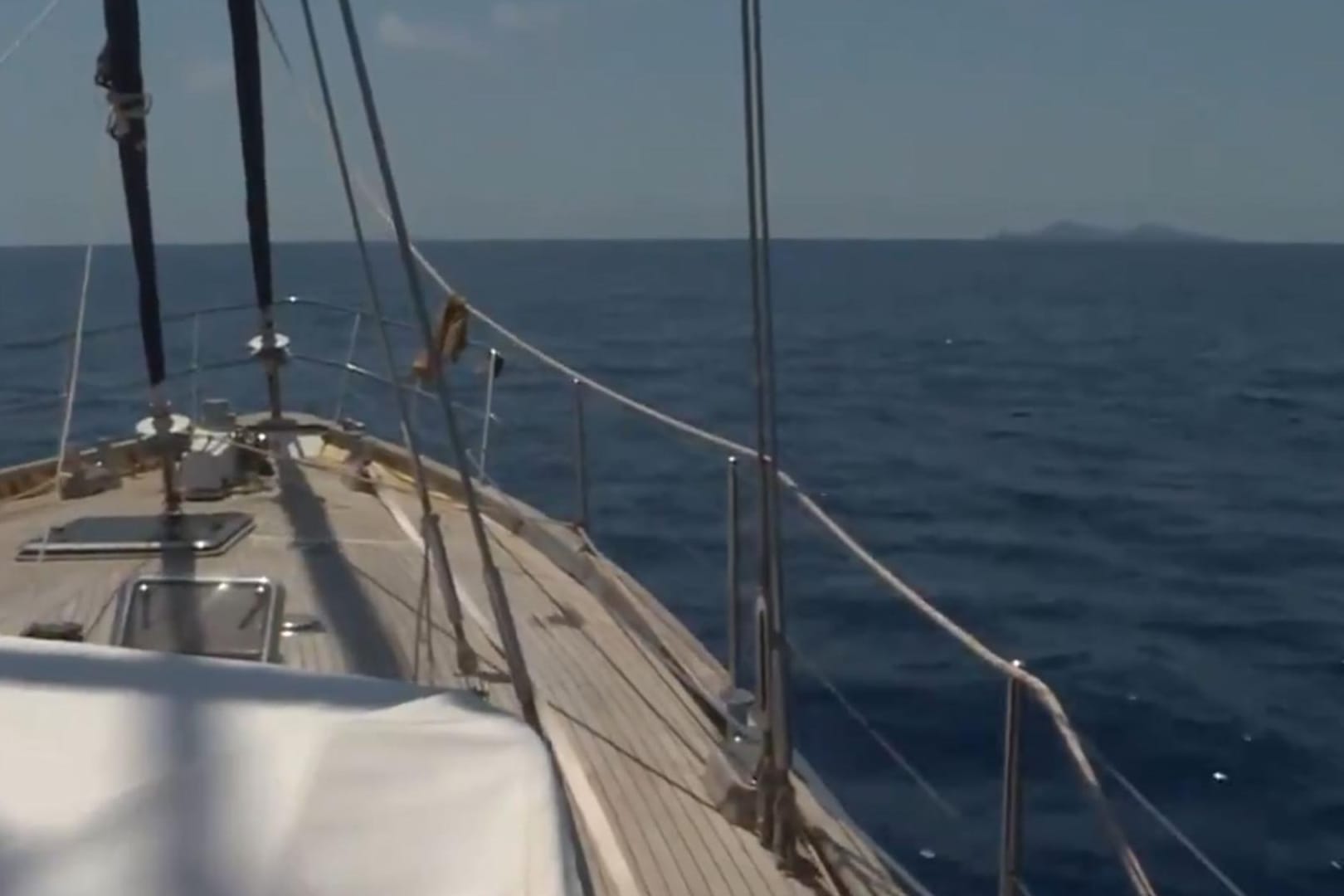 Blick von Bord des Rettungsschiffs "Alex": Die Organisation hat die Rettungszentrale darum ersucht, in Lampedusa anlanden zu dürfen.