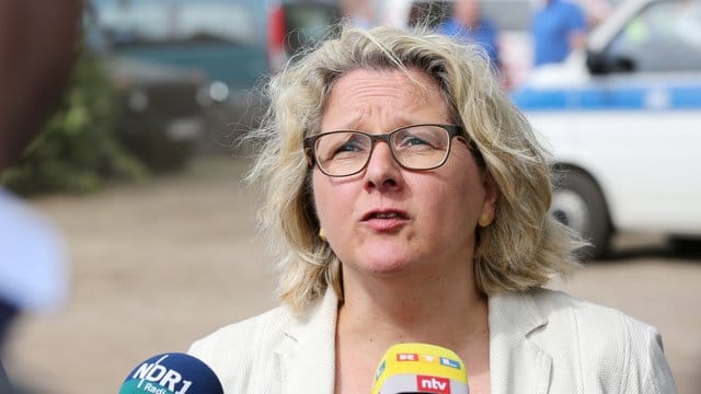 Umweltministerin Svenja Schulze will mit Gutachten mehr Klarheit über konkrete Preise für den CO2-Ausstoß sorgen.