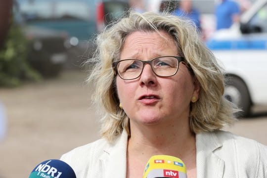 Umweltministerin Svenja Schulze will mit Gutachten mehr Klarheit über konkrete Preise für den CO2-Ausstoß sorgen.