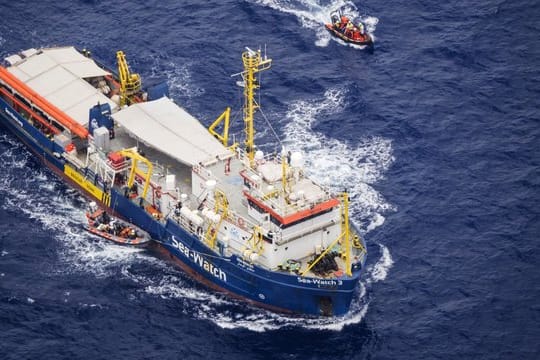 Die "Sea Watch 3" bei einer Fahrt im Mittelmeer.