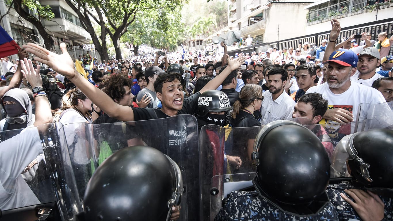 Ein Demonstrant bei einem Protest gegen die Regierung des Staatschefs Maduro: Die UN stellen das Land wegen zahlreicher Menschenrechtsverletzungen an den Pranger.