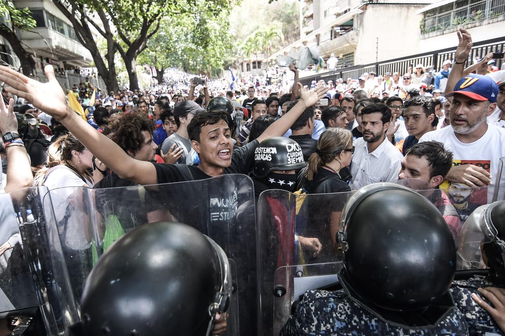 Ein Demonstrant bei einem Protest gegen die Regierung des Staatschefs Maduro: Die UN stellen das Land wegen zahlreicher Menschenrechtsverletzungen an den Pranger.