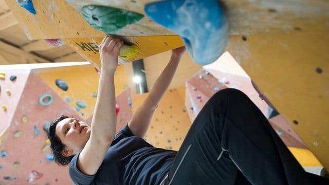 Im Trend - und nicht ungefährlich: Anfänger können sich beim Bouldern schnell verletzen.