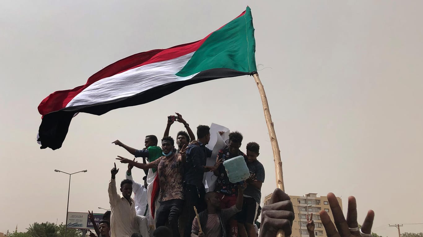 Demonstranten im Sudan: Das Militär und die Opposition haben sich verständigt.