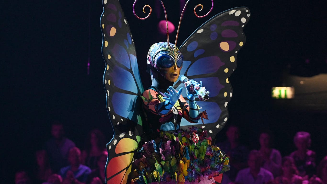 Der Schmetterling auf der Bühne von "The Masked Singer": Wer steckt dahinter?