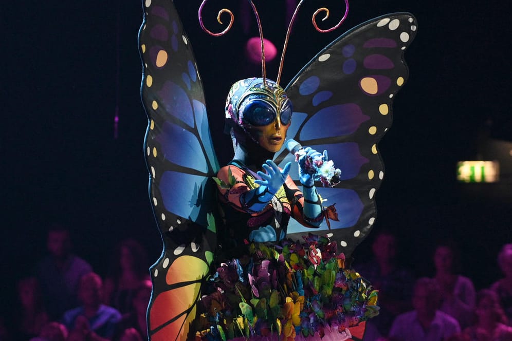 Der Schmetterling auf der Bühne von "The Masked Singer": Wer steckt dahinter?