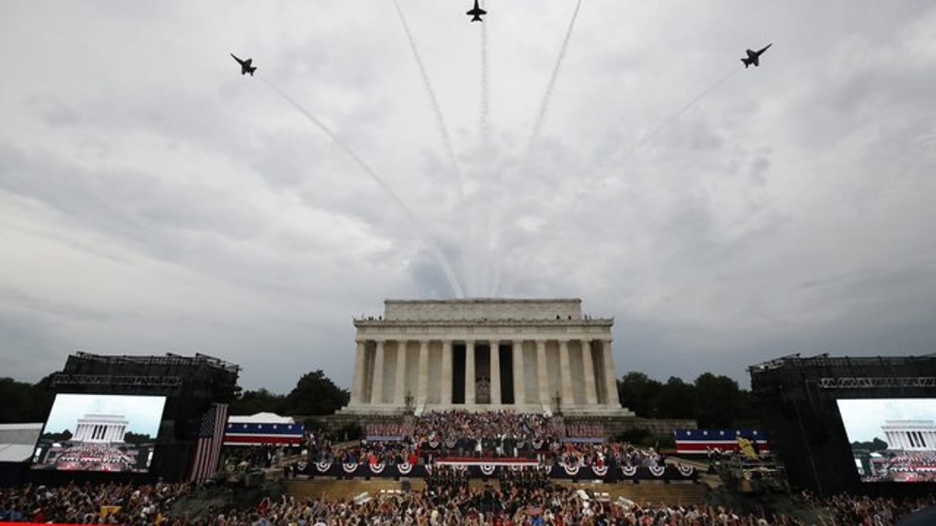 Die Kunstflugstaffel "Blue Angels" der United States Navy fliegt über das Lincoln Memorial.