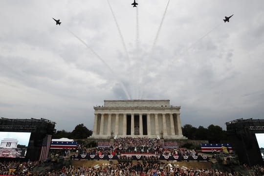 Die Kunstflugstaffel "Blue Angels" der United States Navy fliegt über das Lincoln Memorial.
