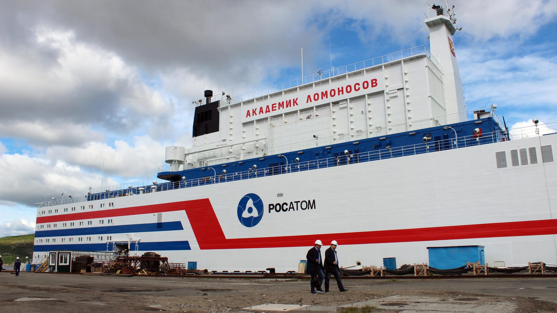 Das erste schwimmende Atomkraftwerk lieg in einem Hafen in der Stadt Murmansk: Im Sommer soll das Schiff starten.