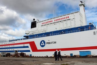 Das erste schwimmende Atomkraftwerk lieg in einem Hafen in der Stadt Murmansk: Im Sommer soll das Schiff starten.