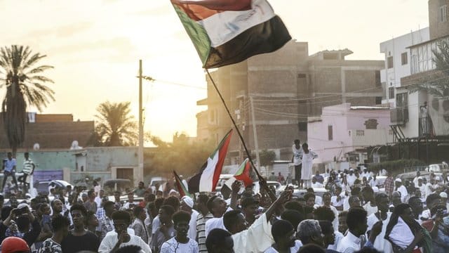 Das sudanesische Volk feierte nach Bekanntwerden des zustande gekommenen Abkommens in den Straßen von Khartum. Das sudanesische Volk feierte nach Bekanntwerden des zustande gekommenen Abkommens in den Straßen von Khartum.
