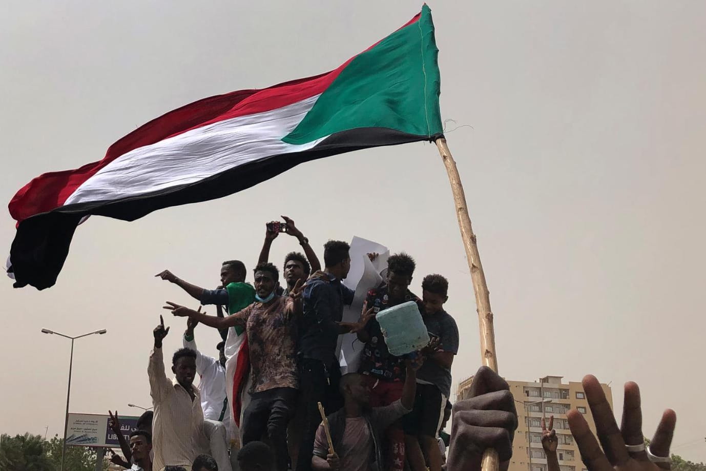 Demonstranten im Sudan: Ziel des Putsches sei es gewesen, die Einigung zwischen der Militärführung und der Opposition über die Bildung einer Übergangsregierung zu blockieren.