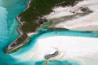 Eine Insel auf den Bahamas (Symbolfoto): Alle Insassen des Hubschraubers sind ums Leben gekommen.