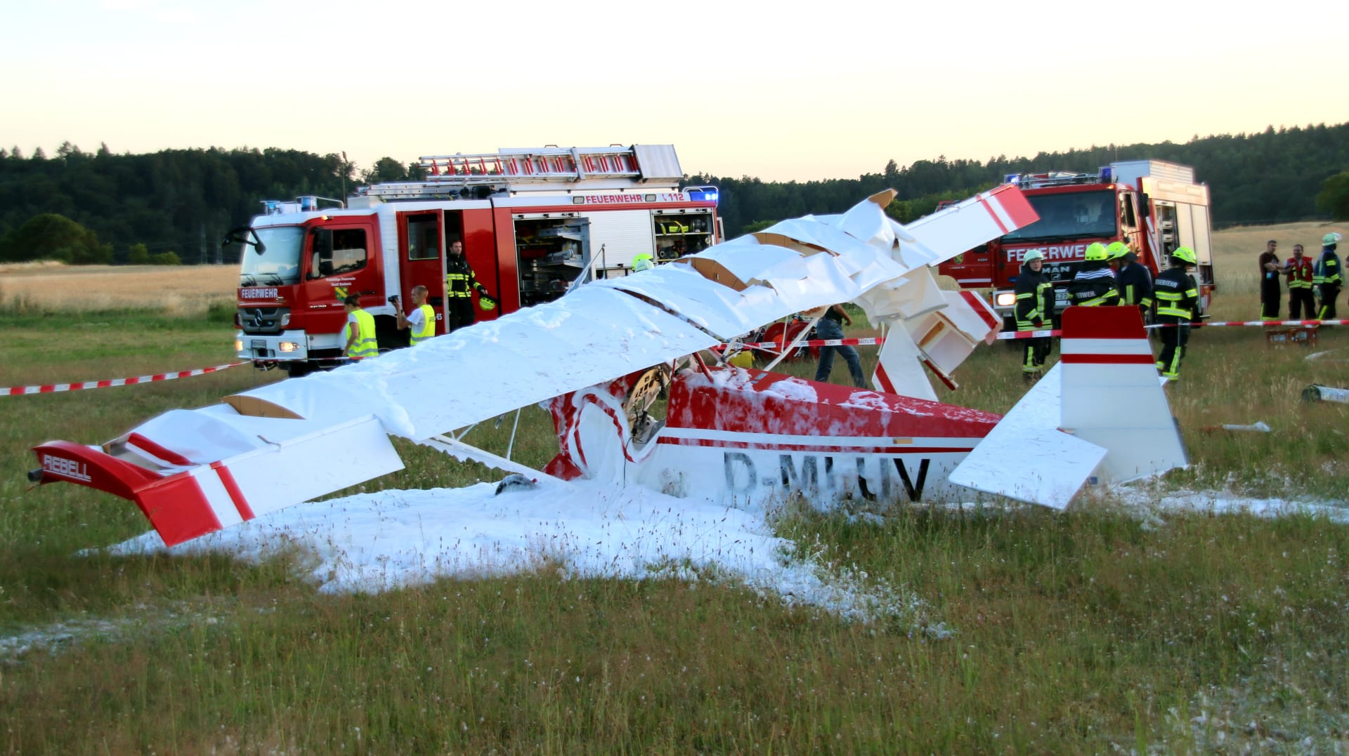 Das Leichtflugzeug liegt nach einem Unfall auf einem Rasen: Der Mann hat schwere Verletzungen, ist aber nicht in Lebensgefahr. Das Leichtflugzeug liegt nach einem Unfall auf einem Rasen: Der Mann hat schwere Verletzungen, ist aber nicht in Lebensgefahr.