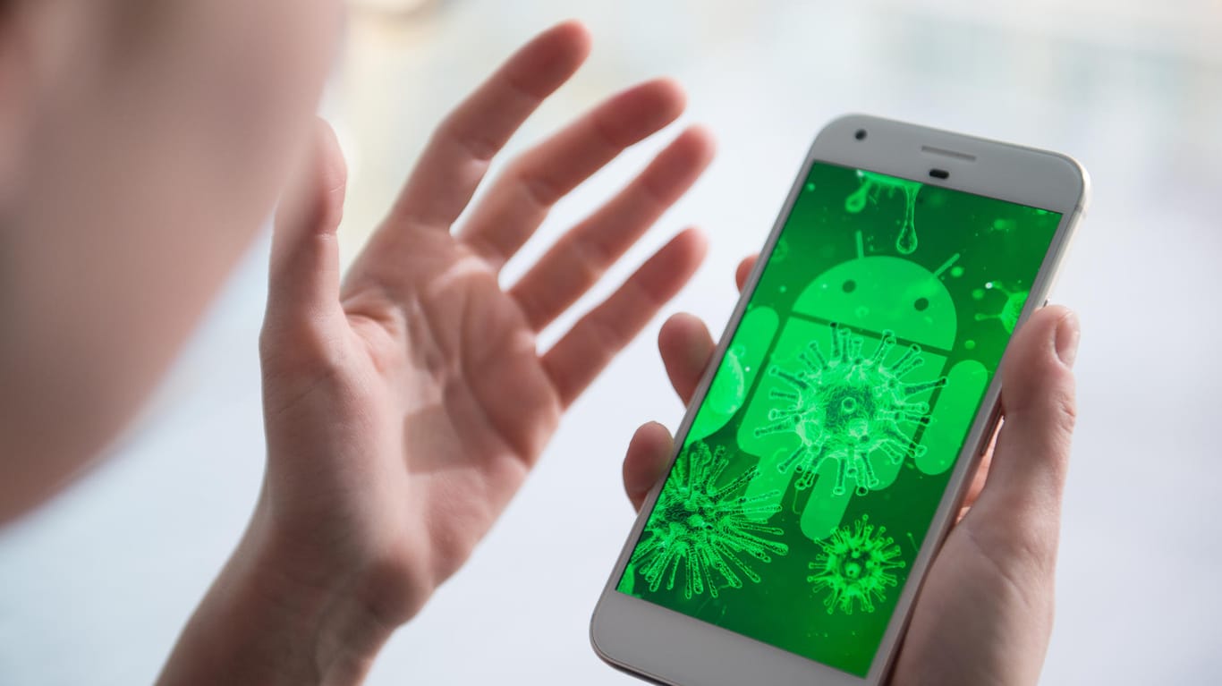 Eine symbolische Darstellung eines infizierten Android-Smartphones: Nutzer des Betriebssystems sollten aktuelle Patchs sofort installieren.