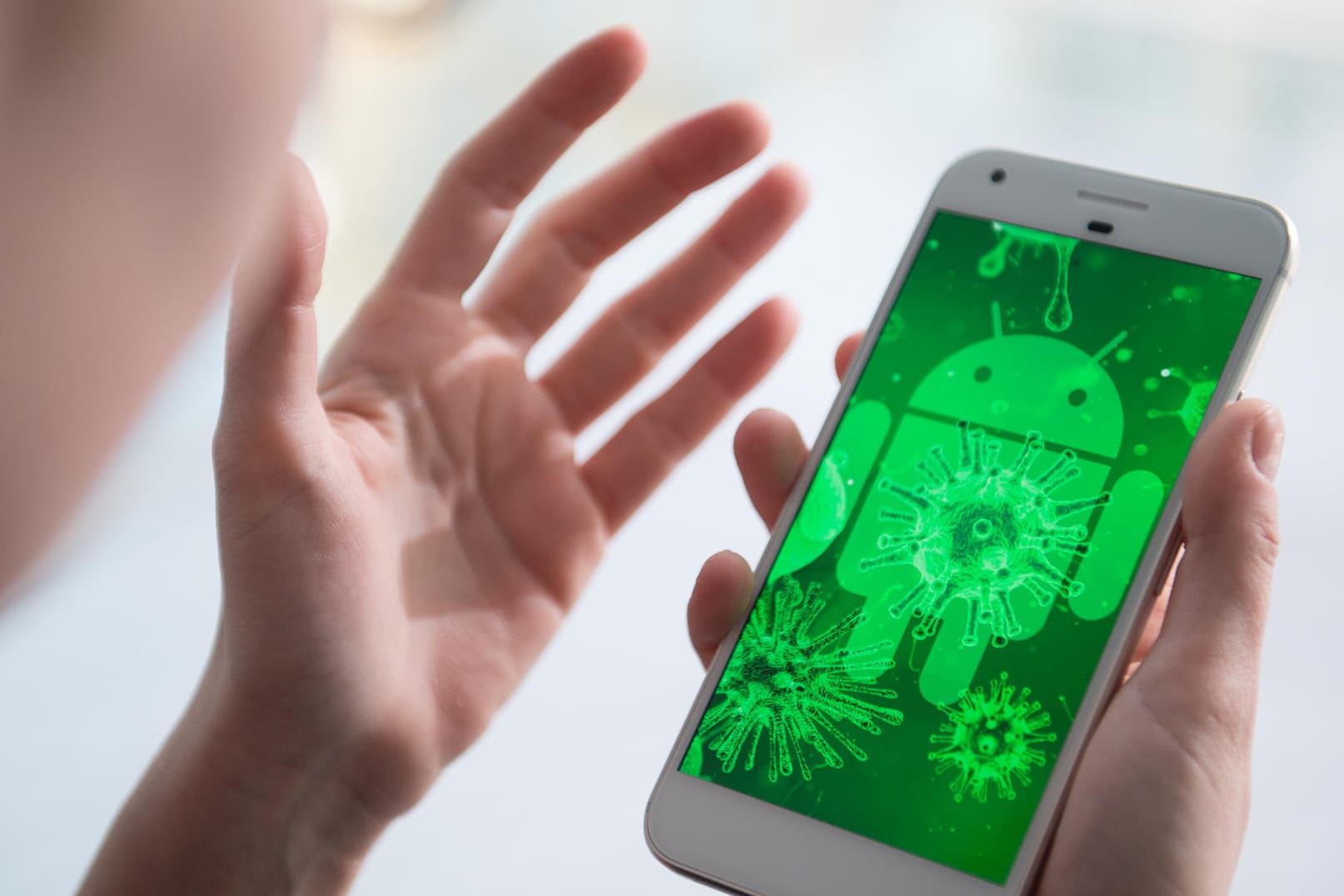 Eine symbolische Darstellung eines infizierten Android-Smartphones: Nutzer des Betriebssystems sollten aktuelle Patchs sofort installieren.