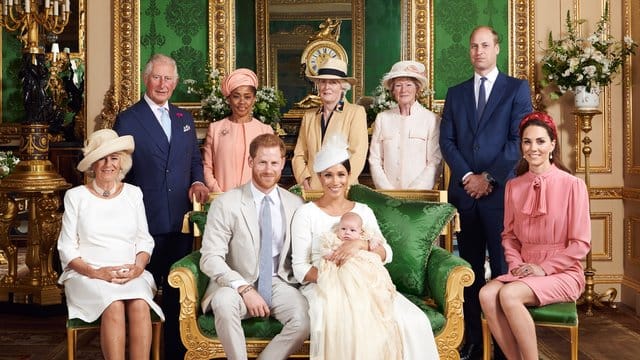 Herzogin Camilla (l-r), Prinz Charles, Doria Ragland, Prinz Harry, Lady Jane Fellows, Herzogin Meghan mit Archie Harrison Mountbatten-Windsor im Arm, Lady Sarah McCorquodale, Prinz William und Herzogin Kate.