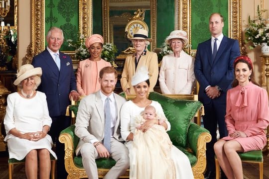 Herzogin Camilla (l-r), Prinz Charles, Doria Ragland, Prinz Harry, Lady Jane Fellows, Herzogin Meghan mit Archie Harrison Mountbatten-Windsor im Arm, Lady Sarah McCorquodale, Prinz William und Herzogin Kate.