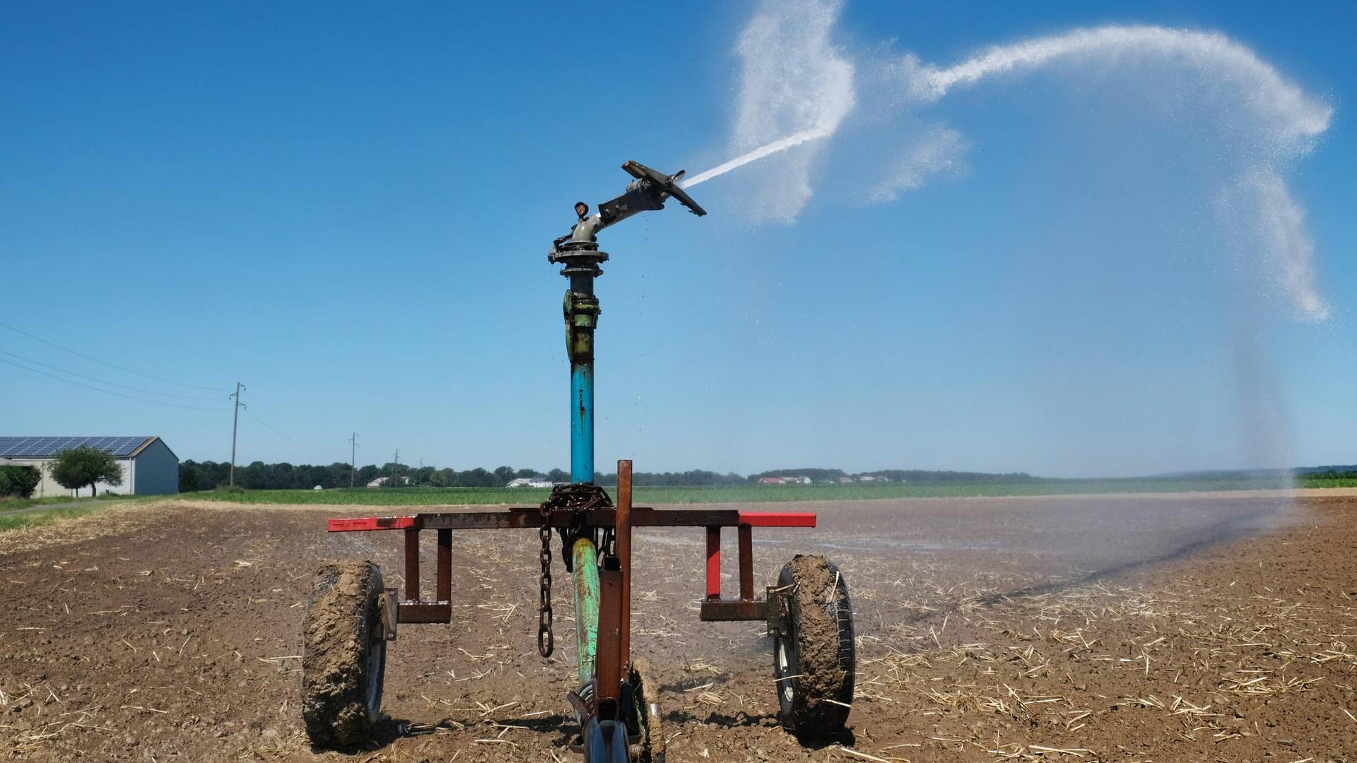 Beregnungsanlage auf einem Feld: Brandenburg hat die Bevölkerung zum sensiblen Umgang mit Wasser aufgerufen.