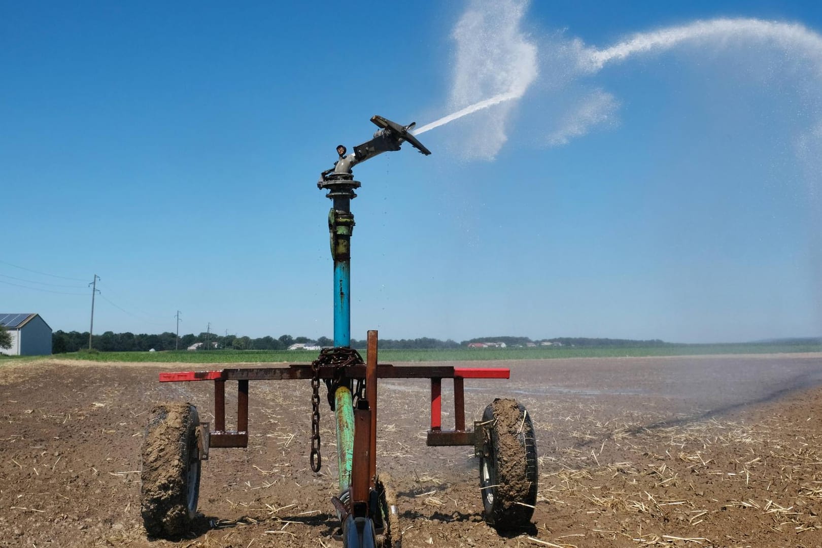 Beregnungsanlage auf einem Feld: Brandenburg hat die Bevölkerung zum sensiblen Umgang mit Wasser aufgerufen.