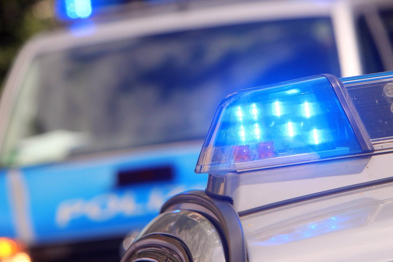 Einsatzwagen der Polizei: Die Polizei sperrte das Gebäude über mehrere Stunden ab, die Täter sind weiterhin flüchtig. (Symbolbild)