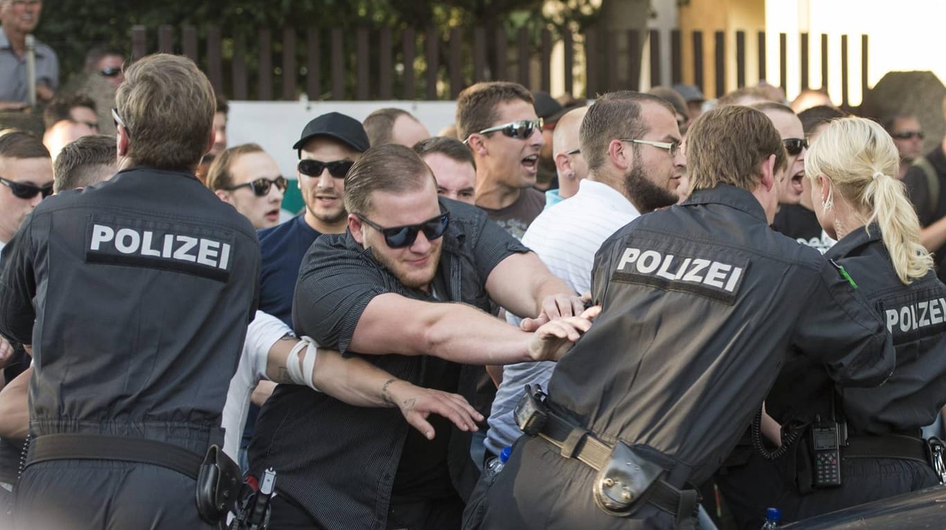 Kein Respekt für die Polizei? Bei einer NPD-Kundgebung im Juli 2015 in Dresden schubsen Demonstrationsteilnehmer Polizisten.