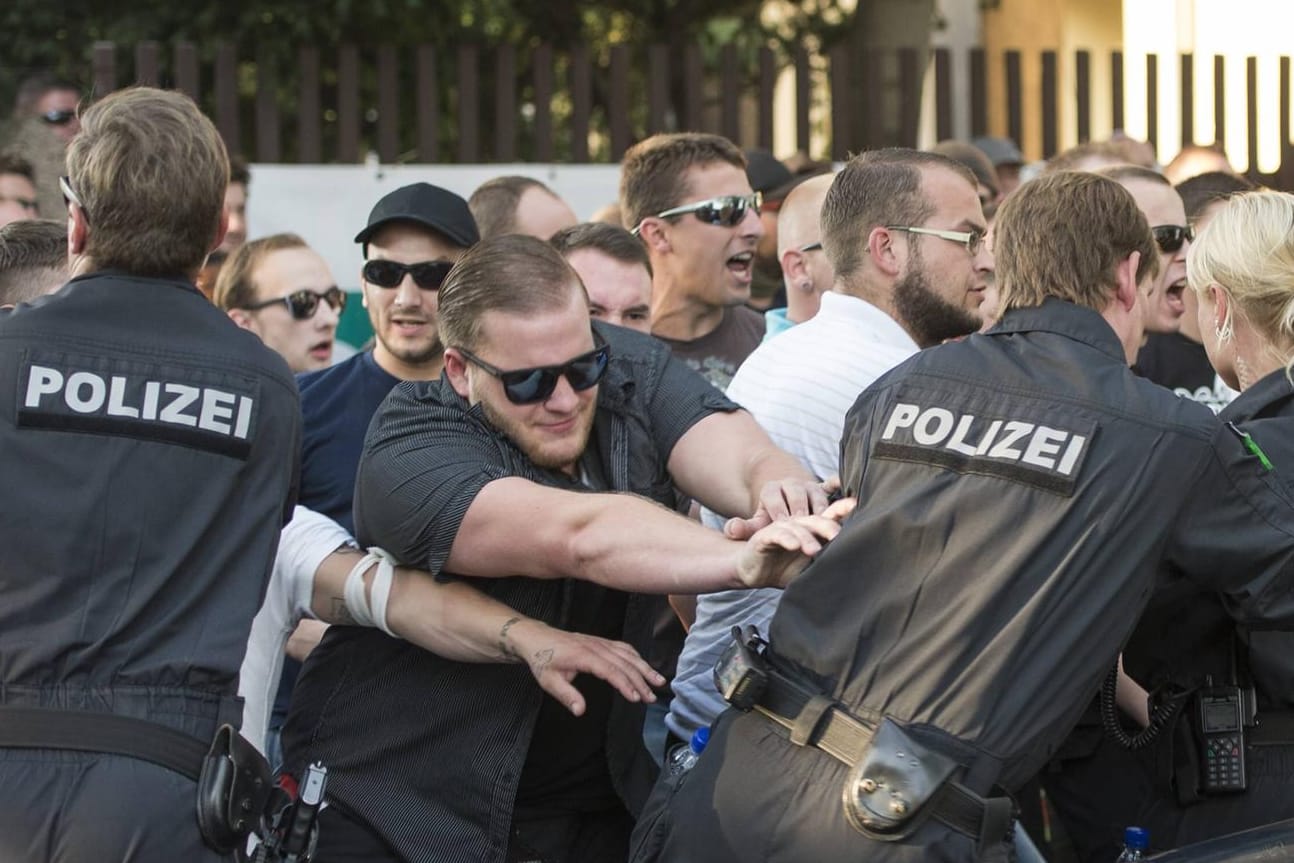 Kein Respekt für die Polizei? Bei einer NPD-Kundgebung im Juli 2015 in Dresden schubsen Demonstrationsteilnehmer Polizisten.